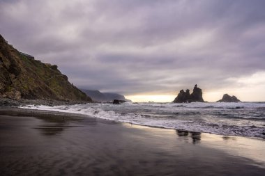 Gün batımında Tenerife 'de güzel Benijo plajı