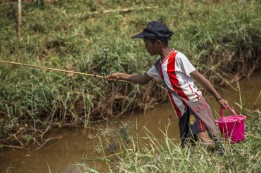 Inle Gölü, Myanmar - İlkbahar, 2018: sevimli yerel çocuk