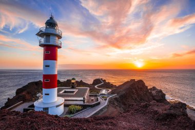 Deniz fenerinin gün batımı manzarası, Tenerife, Punta de Teno