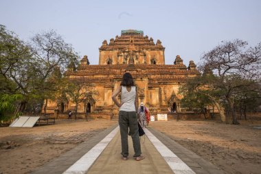Bagan, Myanmar - 2018 Baharı: Bagan, Myanmar antik tapınağına bakan kadın