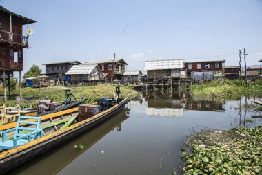 Inle Gölü, Myanmar - Mart 2018: Inle Gölü 'ndeki göl kıyısında ahşap bir ev