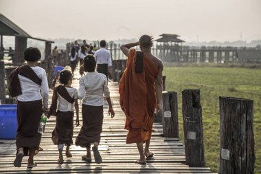 Pyin U Lwin, Myanmar - bahar, 2018: Köprüdeki insanlar