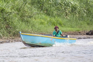 Malezya, Borneo Adası - 2018 Baharı: Teknedeki yerli adam