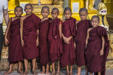 Bago, Myanmar - 2018 Baharı: Yangon 'un Bobita Stupa' sında keşişler, Myanmar