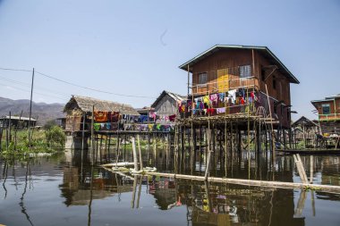 Inle Gölü, Myanmar - İlkbahar, 2018: köy kulübeleri