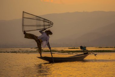 Inle Gölü, Myanmar - Mart 2018: Inle Gölü 'nde balıkçı