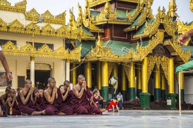 Bago, Myanmar - 2018 Baharı: Yangon Bobita Stupa, Myanmar