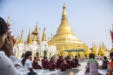 Bago, Myanmar - 2018 Baharı: Yangon 'un Bobita Stupa' sında keşişler, Myanmar