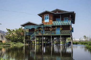 Inle Gölü, Myanmar - Mart 2018: Inle Gölü 'ndeki göl kıyısında ahşap bir ev