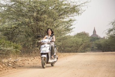 Bagan, Myanmar - 2018 baharında motosiklet süren kadın