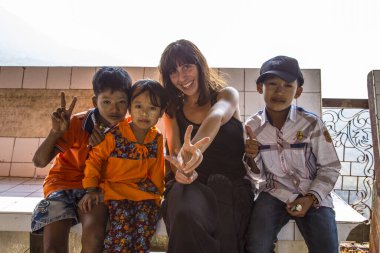 Bagan, Myanmar - 2018 Baharı: Asyalı çocuklu kadın