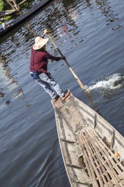 Inle Gölü, Myanmar - İlkbahar, 2018: Teknedeki yerel adam