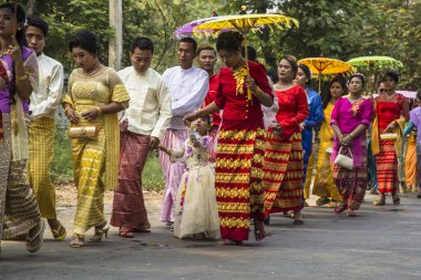 Bagan, Myanmar - 2018 Baharı: Bagan şehri ayini. Geleneksel kostümlü bir grup kadın.