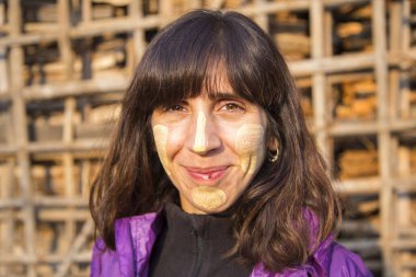 Siyah saçlı bir kadının portresi. 