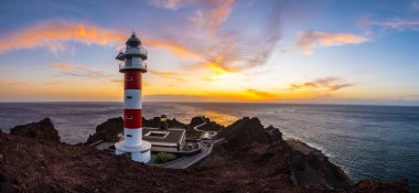 Deniz fenerinin gün batımı manzarası, Tenerife, Punta de Teno