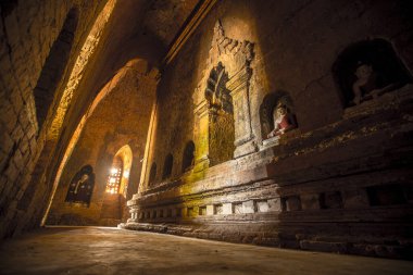 Bagan tapınağında güzel bir sabah ışığı, Myanmar.