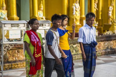 Bago, Myanmar - 2018 Baharı: Yangon, Myanmar Bobita Stupa 'daki insanlar