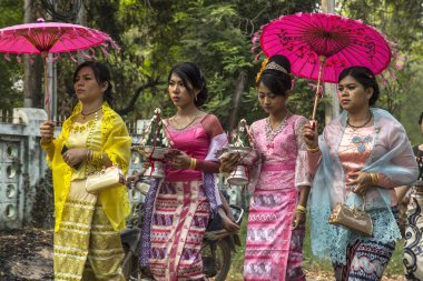 Bagan, Myanmar - 2018 Baharı: Bagan şehri ayini. Geleneksel kostümlü bir grup kadın.