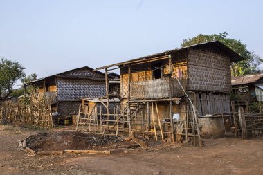 Inle Gölü, Myanmar - İlkbahar, 2018: köy kulübeleri