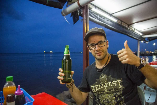 Malajsie Borneo Island Jaro 2018 Muž Pivem Kavárně — Stock fotografie