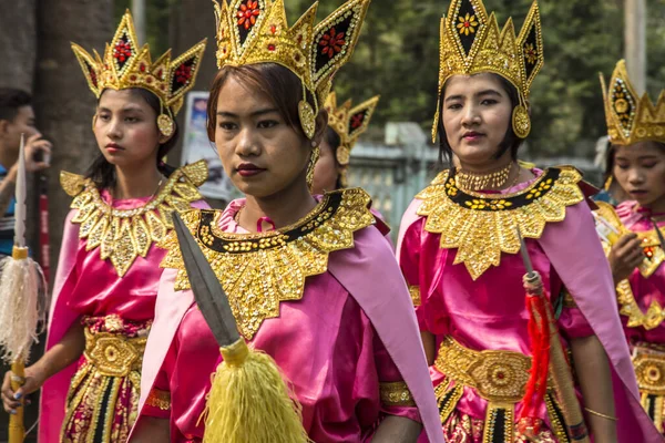 缅甸巴甘 2018年春 巴甘市礼仪 一群穿着传统服装的女人 — 图库照片