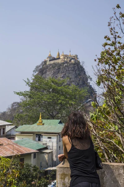 Bagan Myanmar Kevät 2018 Nainen Katselee Muinaista Baganin Temppeliä Myanmar — kuvapankkivalokuva
