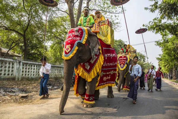 Bagan Myanmar Frühling 2018 Parade Von Menschen Traditionellen Kostümen Und — Stockfoto