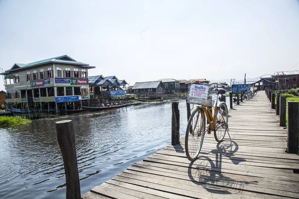 Inle Lake Myanmar Kevät 2018 Pyörä Pysäköity Ravintolan Toiselle Puolelle — kuvapankkivalokuva