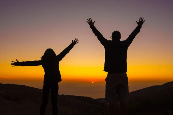 Silhouettes Couple Heureux Coucher Soleil — Photo