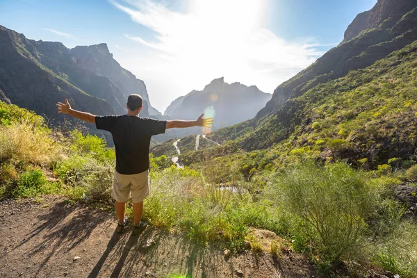 Muž Těší Pohled Hory Blízkosti Vesnice Masca Ostrově Tenerife — Stock fotografie