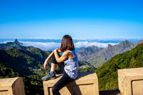 Vista Trasera Del Excursionista Mirando Montañas Parque Nacional Tenerife Anaga — Foto de Stock