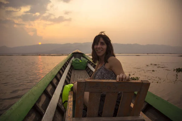 Lac Inle Myanmar Printemps 2018 Femme Dans Bateau — Photo