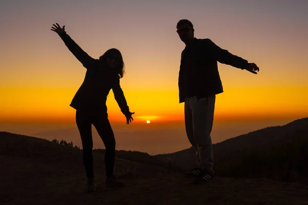 Silhuetas Casal Feliz Por Sol — Fotografia de Stock