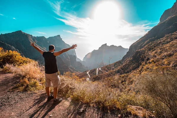 Mann Genießt Blick Auf Die Berge Der Nähe Von Masca — Stockfoto