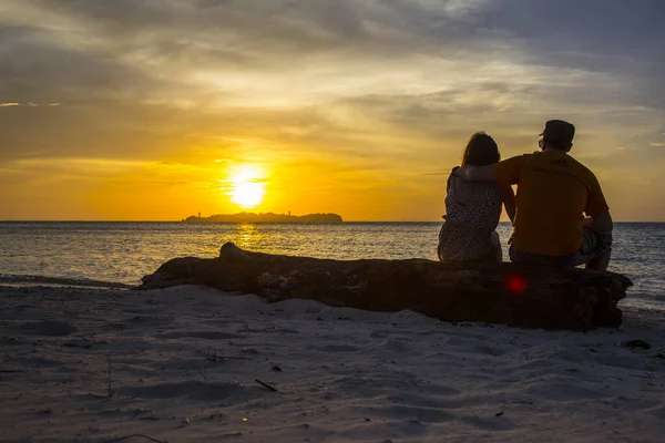 Silueta Unui Cuplu Plajă Apusul Soarelui — Fotografie, imagine de stoc