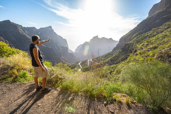 Muž Těší Pohled Hory Blízkosti Vesnice Masca Ostrově Tenerife — Stock fotografie