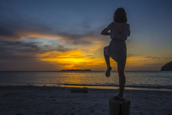 Silhueta Uma Mulher Praia Pôr Sol — Fotografia de Stock