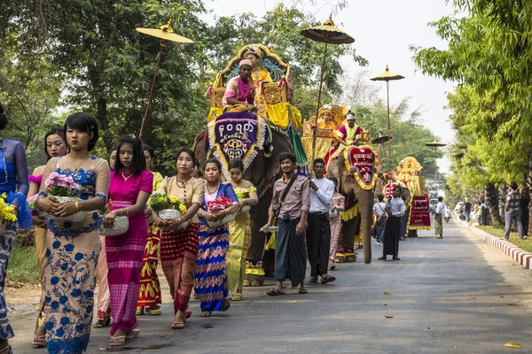 Bagan Myanmar Jaro 2018 Přehlídka Lidí Tradičních Kostýmech Slonech — Stock fotografie