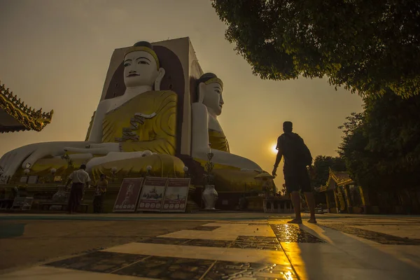 缅甸的大佛雕像 — 图库照片
