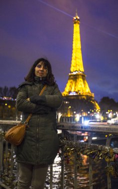 Paris, Fransa - 6 Aralık 2018: Paris Eyfel Kulesi, Fransa