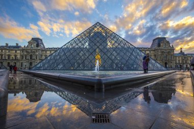Paris, Fransa - 6 Aralık 2018: Louvre Müzesinin dışı