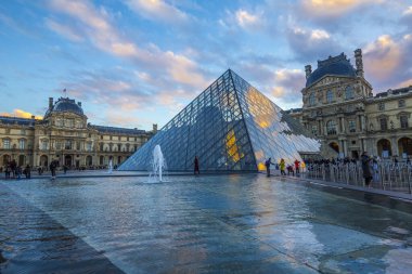 Paris, Fransa - 6 Aralık 2018: Louvre Müzesinin dışı