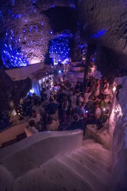  Lanzarote, İspanya - 5 Ekim 2018: Kayalık ve dikitli mağara insanları, Cueva De Los Verdes, Lanzarote Adası, İspanya