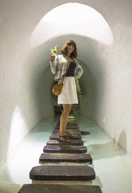 Beyaz odada poz veren kadın