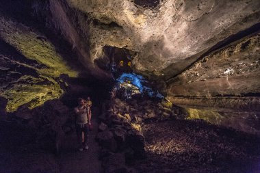  Lanzarote, İspanya - 5 Ekim 2018: Kayalar ve dikitler mağarası, Cueva De Los Verdes, Lanzarote Adası, İspanya