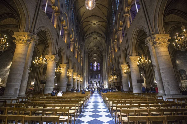 Paris, Fransa - 6 Aralık 2018: Yangından birkaç ay önce Notre Dame 