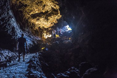  Lanzarote, İspanya - 5 Ekim 2018: Kayalar ve dikitler mağarası, Cueva De Los Verdes, Lanzarote Adası, İspanya
