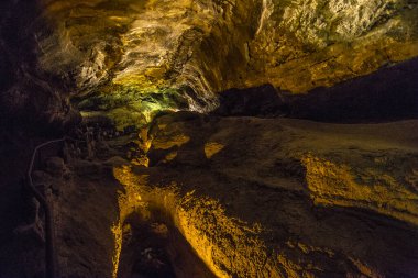 Kayalar ve dikitler ile mağara