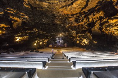  Lanzarote, İspanya - 5 Ekim 2018: Kayalar ve dikitler mağarası, Cueva De Los Verdes, Lanzarote Adası, İspanya 