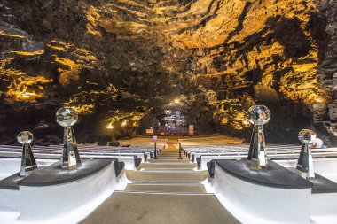  Lanzarote, İspanya - 5 Ekim 2018: Kayalar ve dikitler mağarası, Cueva De Los Verdes, Lanzarote Adası, İspanya 